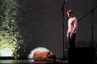 「暴力の歴史」より。（撮影：引地信彦 Nobuhiko Hikiji）