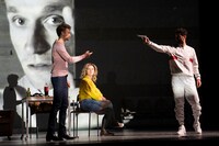 「暴力の歴史」より。（撮影：引地信彦 Nobuhiko Hikiji）