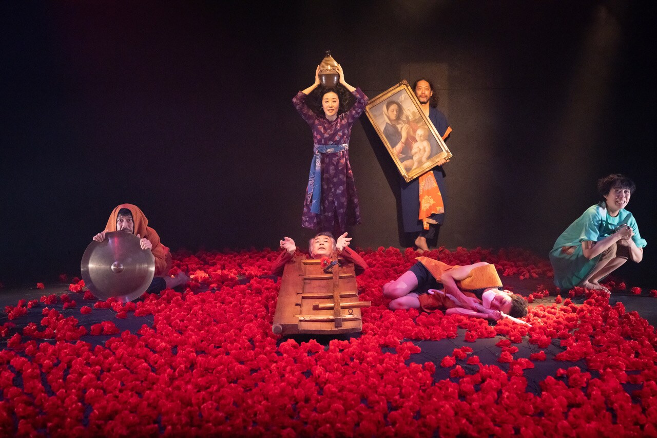 さらに“へんてこりん”に？地点の歴史劇的牧歌劇「ハムレットマシーン」開幕