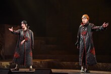 左から良知真次演じるうちはイタチ、輝馬演じるペイン。