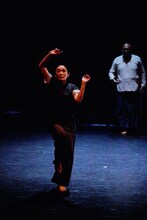 北村明子 Cross Transit project「梁塵の歌（りょうじんのうた）」より。（撮影：大洞博靖）