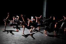 北村明子 Cross Transit project「梁塵の歌（りょうじんのうた）」より。（撮影：大洞博靖）