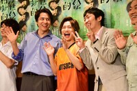 舞台「相対的浮世絵」囲み取材より、仲むつまじく撮影に応じる出演者たち。