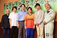 舞台「相対的浮世絵」囲み取材より、左から青木豪、玉置玲央、伊礼彼方、山本亮太（宇宙Six / ジャニーズJr.）、石田明（NON STYLE）、山西惇。