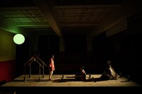 神里雄大 / 岡崎藝術座「ニオノウミにて」より。（撮影：井上嘉和）