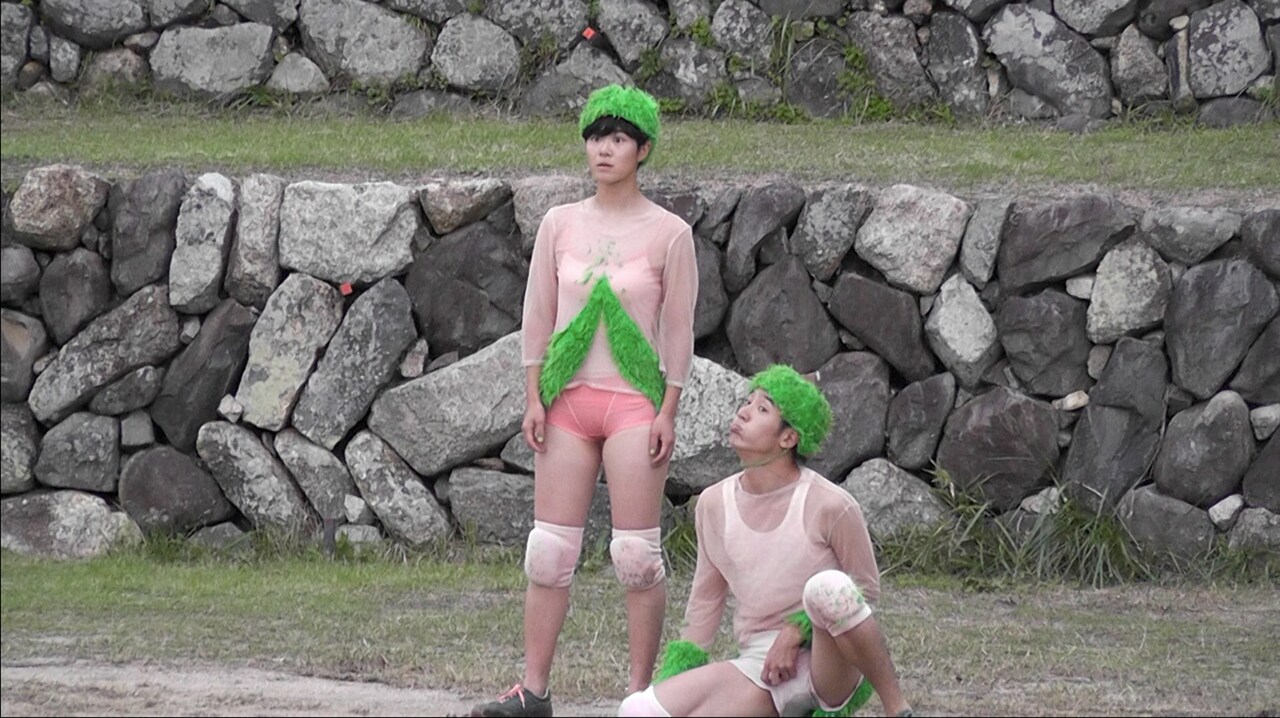 より激しくセクシーに、ままごと×康本雅子「芝生男女」小豆島で開幕