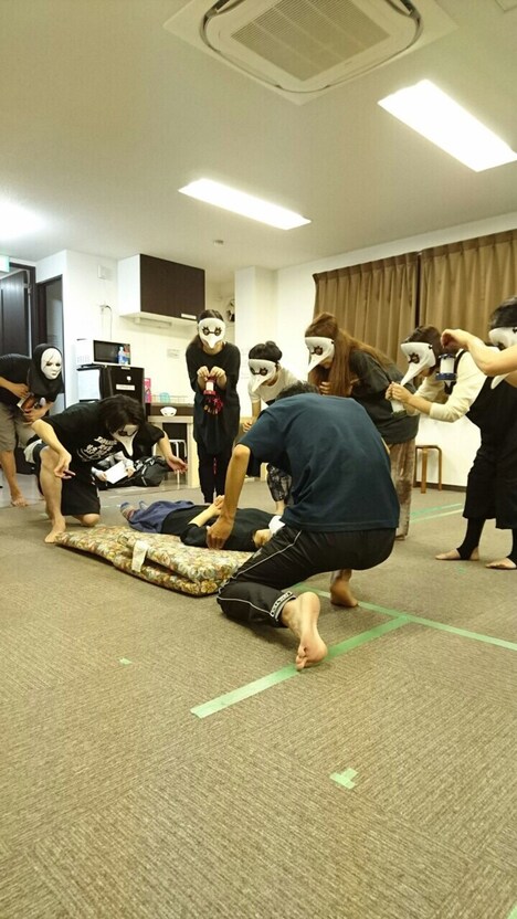 突劇金魚 第21回公演「墓場のオサムと機嫌のいい幽霊」稽古の様子。