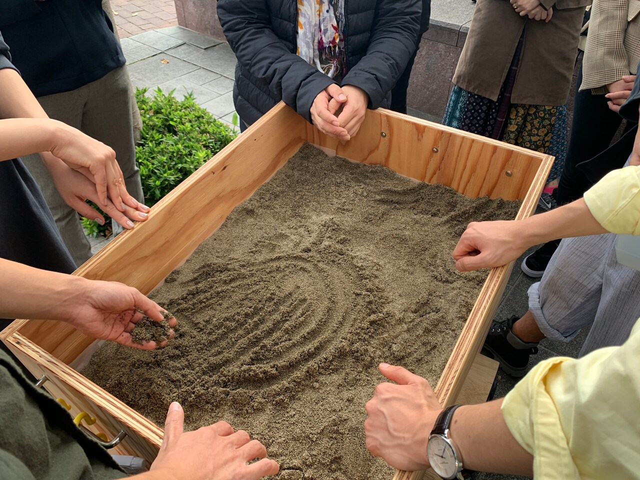 砂場運ぶ“ケアテイカー”と池袋を歩く「サンド・アイル」がスタート