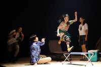 世田谷パブリックシアター＋エッチビイ「終わりのない」より。（撮影：田中亜紀）