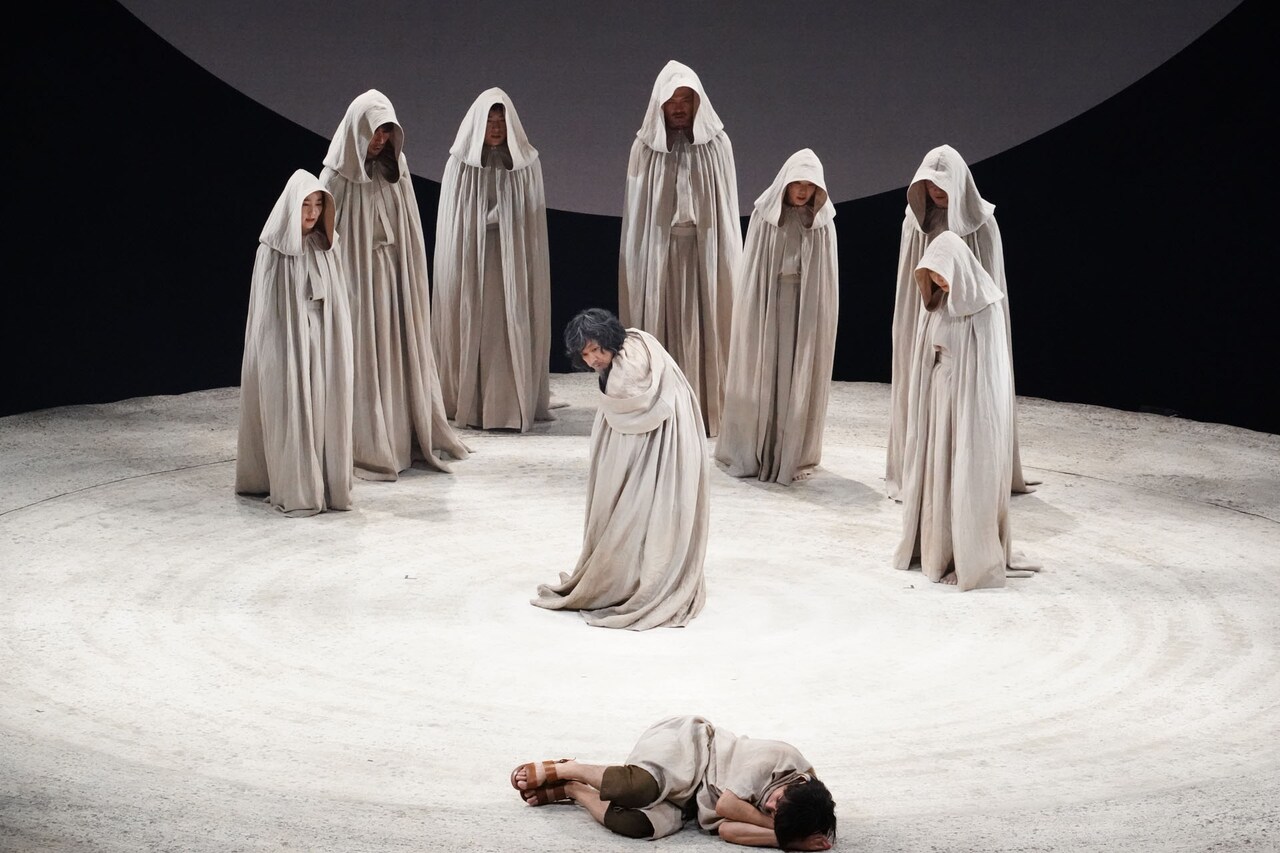 世田谷パブリックシアター＋エッチビイ「終わりのない」より。（撮影：田中亜紀）