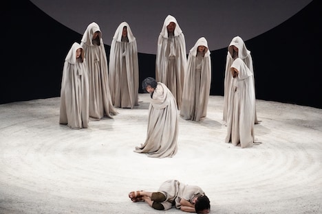 世田谷パブリックシアター＋エッチビイ「終わりのない」より。（撮影：田中亜紀）