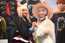 前列左から秋場悠里扮する伊地崎麗奈、平松可奈子扮する天童院椿。