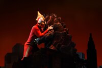 KOKAMI@network vol.17「地球防衛軍 苦情処理係」フォトコールより、怪獣と戦うハイパーマン。