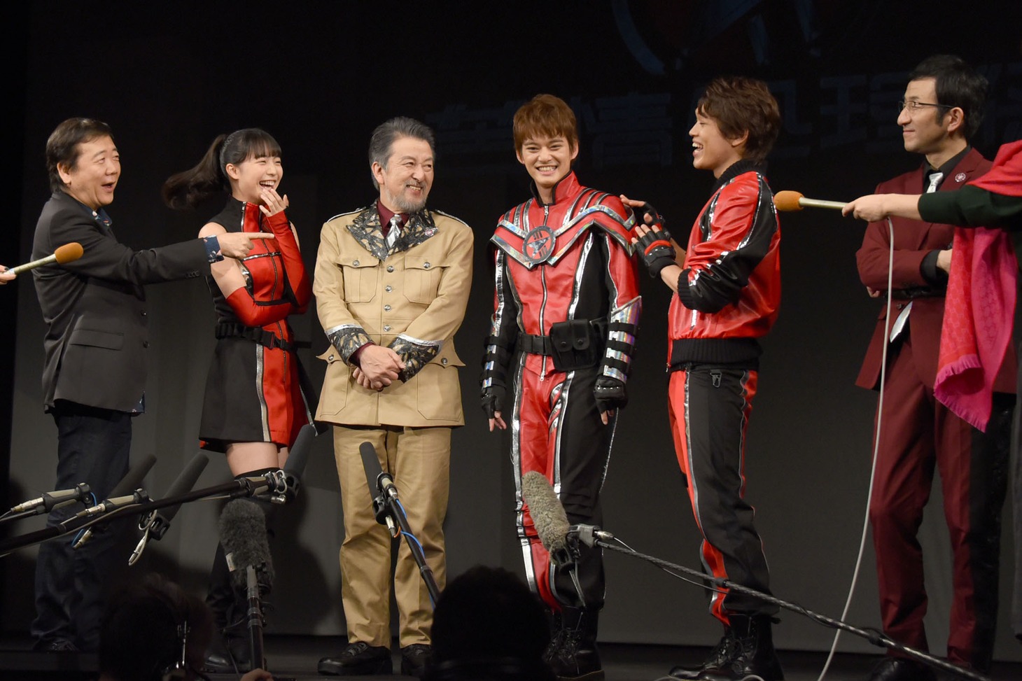 左から鴻上尚史、駒井蓮、大高洋夫、中山優馬、原嘉孝、矢柴俊博。