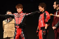 変身ポーズをキメる中山優馬（中央）。