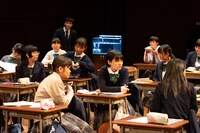 高校生と創る演劇「転校生」通し稽古より。（撮影：萩原ヤスオ）