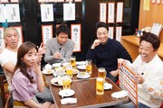 「ダウンタウンなう」より。左手前から時計回りに田中みな実、松本人志、浜田雅功、尾上菊之助、坂上忍。(c)フジテレビ