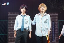 左から矢代卓也演じる松本龍、輝海演じる門田祐平。