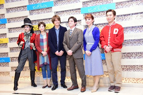 ミュージカル「ビッグ・フィッシュ」囲み取材より、左からROLLY、夢咲ねね、浦井健治、川平慈英、霧矢大夢、藤井隆。