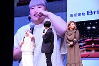 Hareza池袋 オープニング記者発表会より、「大きなディスプレイだから、鼻くそが見えないか心配……」と鼻を隠すゆりやんレトリィバァ（左端）。