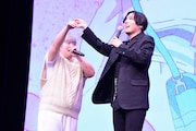 Hareza池袋 オープニング記者発表会より、「さあ、飛び立とう!」とゆりやんレトリィバァ(左)の手を取る蒼井翔太(右)。