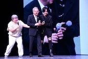 Hareza池袋 オープニング記者発表会より、豊島区の高野之夫区長(左から2番目)を丁重に迎えるゆりやんレトリィバァ(左)、蒼井翔太(中央)。