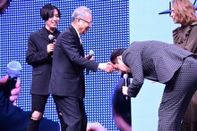 Hareza池袋 オープニング記者発表会より、豊島区の高野之夫区長（左から2番目）を迎え、深々と頭を下げるトレンディエンジェルの斎藤司（右）。