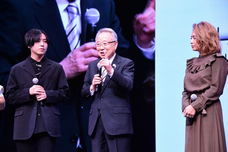 Hareza池袋 オープニング記者発表会より、豊島区の高野之夫区長(中央)。