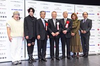 左からゆりやんレトリィバァ、蒼井翔太、東京建物の野村均社長、豊島区の高野之夫区長、サンケイビルの飯島一暢社長、今井華、斎藤司（トレンディエンジェル）。