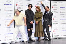 左からゆりやんレトリィバァ、蒼井翔太、今井華、斎藤司（トレンディエンジェル）。斎藤とゆりやんは独特なポーズで撮影に応じ、記者たちを笑わせた。