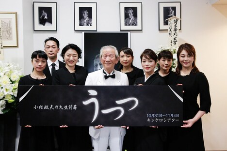 「うつつ~小松政夫の大生前葬~」囲み取材より、左から棚橋幸代、豊永伸一郎、しゅはまはるみ、小松政夫、帯金ゆかり、奈良富士子、倉石ようこ、岡元あつこ。