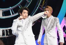 一発ギャグ「カーニバル」を披露する吉澤閑也。