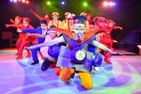 「LIVEミュージカル演劇『チャージマン研！』」より。（撮影：鏡田伸幸）