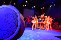 「LIVEミュージカル演劇『チャージマン研！』」より。（撮影：鏡田伸幸）