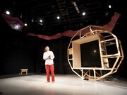 踊る熊谷拓明カンパニー 一人ダンス劇「北の空が赤く染まる時四十男がこうべを垂れる」より。（撮影：大洞博靖）