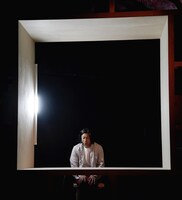 踊る熊谷拓明カンパニー 一人ダンス劇「北の空が赤く染まる時四十男がこうべを垂れる」より。（撮影：大洞博靖）