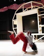 踊る熊谷拓明カンパニー 一人ダンス劇「北の空が赤く染まる時四十男がこうべを垂れる」より。（撮影：大洞博靖）