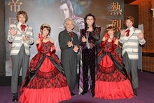 ミュージカル「ダンス オブ ヴァンパイア」初日前会見より。左から東啓介、桜井玲香、石川禅、山口祐一郎、神田沙也加、相葉裕樹。