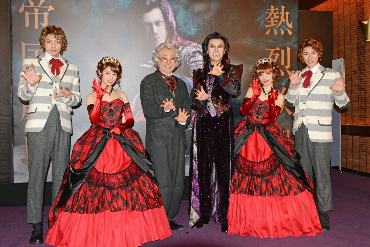 ミュージカル「ダンス オブ ヴァンパイア」初日前会見より。左から東 