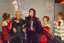 ミュージカル「ダンス オブ ヴァンパイア」初日前会見より、共演者たちに締めの挨拶を割り振る山口祐一郎（中央）。