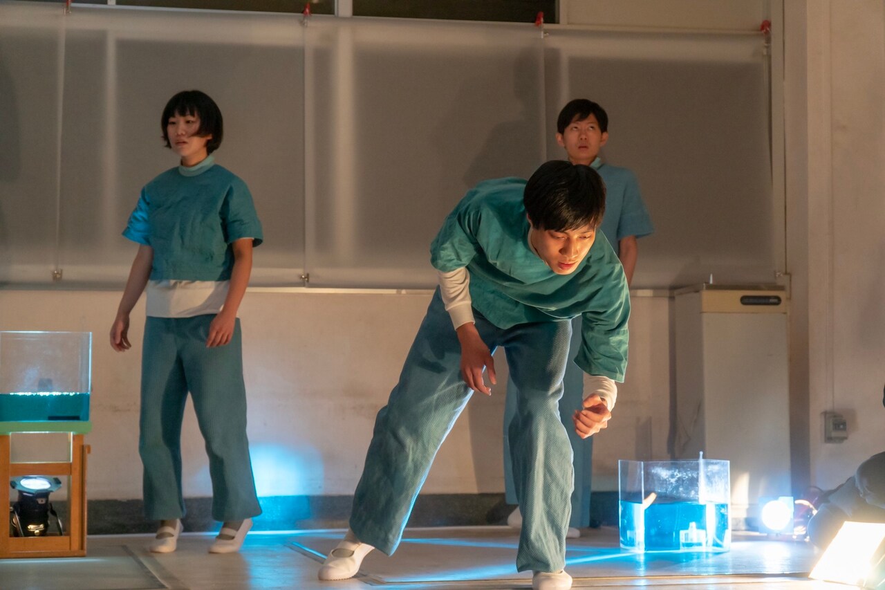 IE-イエ-が小学校で上演する「流動する“かつて”」開幕