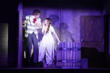 ミュージカル「ダンス オブ ヴァンパイア」より、左から東啓介扮するアルフレート、桜井玲香扮するサラ。