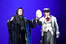 ミュージカル「ダンス オブ ヴァンパイア」より、左から山口祐一郎扮するクロロック伯爵、相葉裕樹扮するアルフレート。