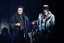 ミュージカル「ダンス オブ ヴァンパイア」より、左から山口祐一郎扮するクロロック伯爵、東啓介扮するアルフレート。