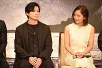 左から新田真剣佑、笹本玲奈。