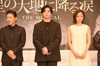 突然のバースデーサプライズに驚く新田真剣佑（中央）。