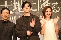 左から松本利夫、新田真剣佑、笹本玲奈。