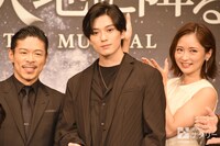 左から松本利夫、新田真剣佑、笹本玲奈。