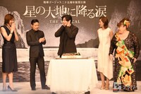 バースデーケーキの登場に驚く新田真剣佑（中央）。