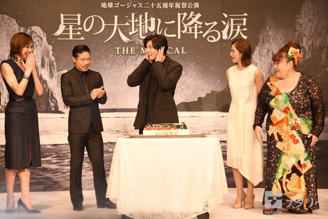 バースデーケーキの登場に驚く新田真剣佑(中央)。